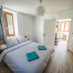 https://charmant-t2.hotels-rhonealpes.com